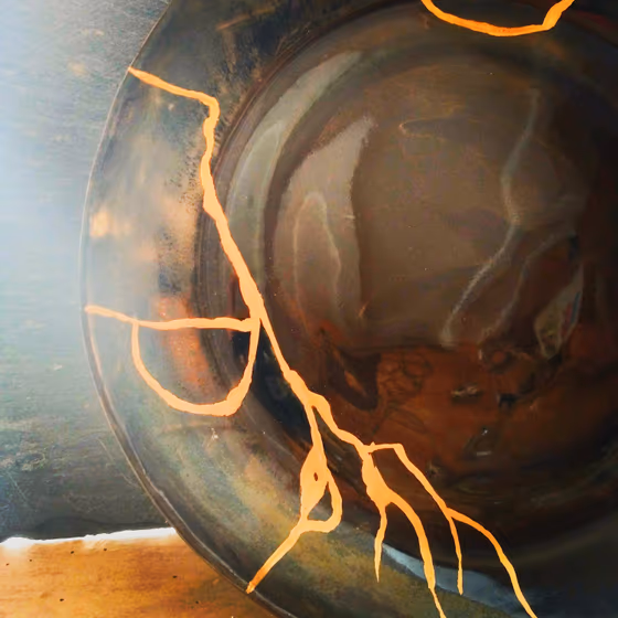 Pratique du kintsugi sur une céramique japonaise