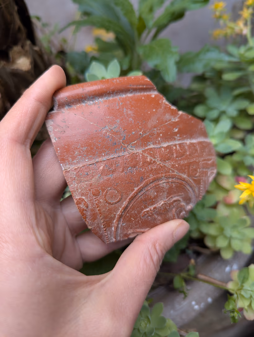Fragment de céramique sigillée gallo-romaine