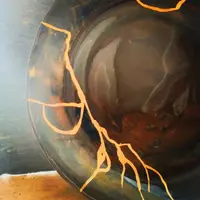 Pratique du kintsugi sur une céramique japonnaise